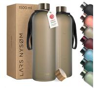 LARS NYSØM Gourde 1,5l | Bouteille d'eau 1500ml | Gourde de sport ultralégère en Tritan | Idéal pour le sport, le bureau, le yoga| 2 couvercles inclus (Brown/Gold, XL 1500ml) (Brown/Gold)