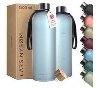 LARS NYSØM Gourde 1,5l | Bouteille d'eau 1500ml | Gourde de sport ultralégère en Tritan | Idéal pour le sport, le bureau, le yoga| 2 couvercles inclus (Blue/Gold, XL 1500ml) (Blue/Gold)