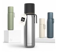 LARS NYSØM Gourde Isotherme Inox 750ml - Bouteille Café Métallique Isolée | Bouteille Isotherme Double Paroi avec Gobelet & Sangle - Gourde Étanche Garde chaudes 12h ou froides 24h - Gourde de Voyage