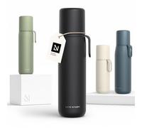 LARS NYSØM Gourde Isotherme Inox 750ml - Bouteille Café Métallique Isolée | Bouteille Isotherme Double Paroi avec Gobelet & Sangle - Gourde Étanche Garde chaudes 12h ou froides 24h - Gourde de Voyage