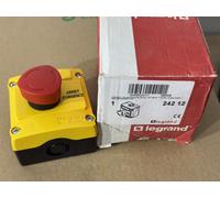 Boîte équipée coup de poing coupure d'urgence rouge pousser-tourner 40mm - Osmoz LEGRAND