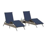 Lot de 2 chaises longues avec table basse grise en polyrotin | Dossier 4 positions, repose-pieds 3 réglables, coussin bleu marine déhoussable, acier revêtu par pulvérisation