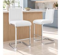 Lot de 2 tabourets de bar blancs, dossier PU, métal argenté, assise 63,5 cm | Deux sièges fixes en PU blanc, dossier rembourré, cadre luge argenté, repose-pieds et patins pour un coin repas moderne.