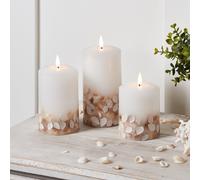 Lot de 3 Bougies Piliers Blanches TruGlow® Décorées de Coquillages