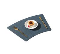 Lot de 8 sets de table d'automne en cuir en forme d'éventail pour tables de salle à manger rondes, décoration de récolte pour la maison et l'extérieur, 49 x 30 cm