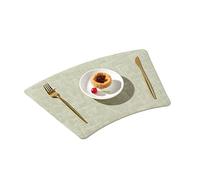 Lot de 8 sets de table d'automne en cuir en forme d'éventail pour tables de salle à manger rondes, décoration de récolte pour la maison et l'extérieur, 49 x 30 cm