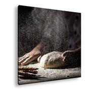 Mains d'un boulangerie, enveloppées de poussière de farine, forment la pâte avec amour et dévouement. Format : 60 x 60 cm comme toile sur toile, motif prêt à être encadré sur un cadre en bois
