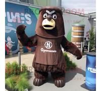 Mascotte REDBROKOLY de personnage Guinness marron habillé d'un débardeur et d'épingles à cheveux