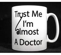Medinc Tasse avec inscription « Trust Me I'm Almost A Doctor »