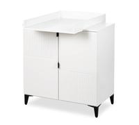 MIA Commode bébé en bois avec étagères 2 portes Blanc avec plan à langer | Étagères et pieds réglables pour adapter le rangement et assurer la stabilité. Structure en hêtre et bois aggloméré.