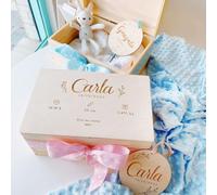 MONAMI - Coffret de naissance personnalisé en bois de pin gravé (30x20x13 cm) avec nom et données du bébé - Différents modèles, couleur du ruban et options disponibles