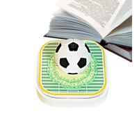 Monozoz Calendrier 2026 en forme de football - Décoration de table en forme de football - Bloc-notes avec sculpture en papier - Pour les fans de sport, les vacances, le bureau, la maison, l'école, les