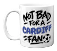 Mug fantaisie pour les fans de Cardiff - Not Bad for a Cardiff Fan Football | Lettrage noir et bleu avec un graphique de football ; impression double face, 325 ml, céramique, brillant