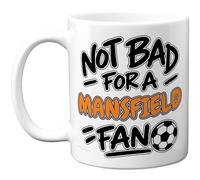 Mug fantaisie pour les fans de Mansfield - Not Bad for a Mansfield Fan | Lettrage noir, orange et violet avec un petit graphique de football ; imprimé des deux côtés, 325 ml, céramique, brillant