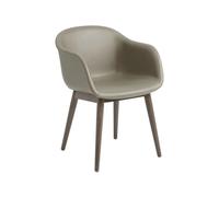 Muuto Chaise avec accoudoirs Fiber pieds en bois cuir stone. pieds en chêne lasuré marron