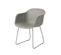 Muuto Chaise avec accoudoirs Fiber sled base grey. pieds luge gris
