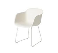 Muuto Chaise avec accoudoirs Fiber sled base natural white. pieds luge blancs