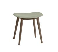 Muuto Tabouret Fiber dusty green. pieds en bois lasuré marron foncé