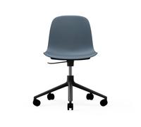 Normann Copenhagen Chaise de bureau Form avec base pivotante. fauteuil de bureau 5W bleu. aluminium noir. roulettes