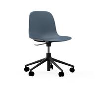 Normann Copenhagen Chaise de bureau Form avec base pivotante. fauteuil de bureau 5W bleu. aluminium noir. roulettes