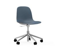 Normann Copenhagen Chaise pivotante à roulettes Form - bleu - aluminium
