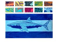 Nova Blue Serviette de Plage Motif Requin - Bleu avec Un Motif Tropical, Extra Large, XL (86,4 x 160 cm) Cool Hawaiian Serviette de Plage Bleu Marine avec Rayures Bleu Clair, 100% Coton