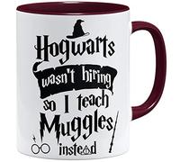 OM3 Tasse à café Poudlard wasn't hiring so I teach muggles instead - Tasse en céramique - 325 ml - Imprimé des deux côtés - Bordeaux
