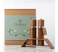 OYATERRA® Moulins à Sel et Poivre en Bois d'Acacia FSC® - Coffret Cadeau Premium - Set Salière Poivrière avec Support et Broyeur Céramique Réglable - Idée Cadeau Cuisine