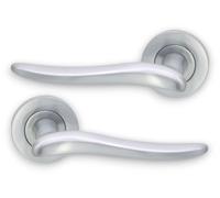 Paire de boutons de porte en zamac, finition chrome satiné, avec rosace