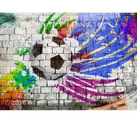 Papier peint non tissé avec un motif de mur en pierre et de ballons de football, dimensions 352 x 250 cm, composé de 8 lés