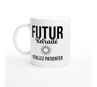 PassionCadeau Mug Futur Retraité Veuillez Patienter - Tasse Humour Départ Retraite - Idée Cadeau Collègue - Mug Original Retraite Prochaine - Cadeau Pré-Retraite