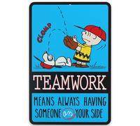 Peanuts Charlie Brown and Snoopy Baseball Teamwork Panneau en métal - Panneau amusant Charlie Brown pour chambre d'enfant ou salle de classe