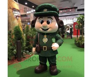Personnage de costume de mascotte REDBROKOLY Guinness vert forêt habillé d'un t-shirt polo et de bérets