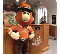 Personnage de costume de mascotte REDBROKOLY Rust Guinness habillé d'un polo et de bérets