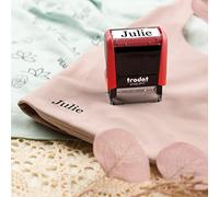 Petit tampon encreur spécial textile personnalisable avec votre propre texte, Trodat Printy 4911, dimensions : 38x14 mm, pour 3 lignes de texte, encre noire incluse, rechargeable, monture rouge