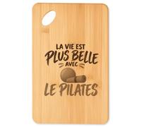 Planche à Découper La vie est plus belle avec le pilates | modèle 2 | Plateau Apéro Bambou Gravé 30 × 20 cm | Cuisine Barbecue Apéritif | Idée Cadeau Crémaillère Noël