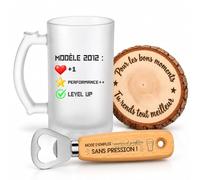 Planetee Coffret Chope Modèle 2012 : +1 Performance++ Level up | Chope Verre Givré 470 ml, Décapsuleur Gravé, Dessous de Verre Bois, 3 Pièces, Cadeau Fête des Pères Gamer Gameuse