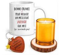 Planetee Coffret Mug Bonne Chance Alessio | Céramique 330 ml, Bougie en Verre, Sous-Verre Bois, Porte-Clés Cœur | 4 Pièces | Cadeau Noël Homme Anniversaire Fête Original
