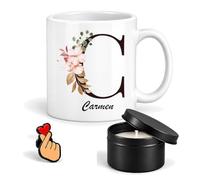 Planetee Coffret Mug Carmen Lettre Fleurie | Céramique 330 ml, Bougie Parfumée en Boîte Métal, Pin's Cœur, 3 Pièces, Cadeau Noël Femme Anniversaire Fête Original