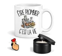 Planetee Coffret Mug Être Plombier c'est la Vie | Céramique 330 ml, Bougie Parfumée en Boîte Métal, Pin's Cœur | 3 Pièces | Cadeau Noël Collègue Homme Départ Retraite Remerciement