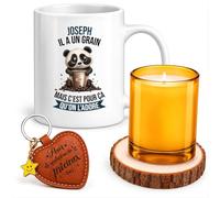 Planetee Coffret Mug Joseph a un Grain | Céramique 330 ml, Bougie en Verre, Sous-Verre Bois, Porte-Clés Cœur | 4 Pièces | Cadeau Noël Homme Anniversaire Fête Original