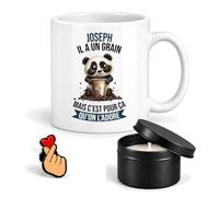 Planetee Coffret Mug Joseph a un Grain | Céramique 330 ml, Bougie Parfumée en Boîte Métal, Pin's Cœur | 3 Pièces | Cadeau Noël Homme Anniversaire Fête Original