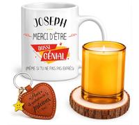 Planetee Coffret Mug Joseph Génial sans Faire Exprès | Céramique 330 ml, Bougie en Verre, Sous-Verre Bois, Porte-Clés Cœur | 4 Pièces | Cadeau Noël Homme Anniversaire Fête Original