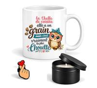 Planetee Coffret Mug La Cheffe de Cuisine la Plus Chouette | Céramique 330 ml, Bougie Parfumée en Boîte Métal, Pin's Cœur, 3 Pièces, Cadeau Noël Collègue Femme Départ Retraite