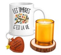 Planetee Coffret Mug Les Timbres c'est la Vie | Céramique 330 ml, Bougie en Verre, Sous-Verre Bois, Porte-Clés Cœur | 4 Pièces | Cadeau Noël Passionné Humour Original Anniversaire