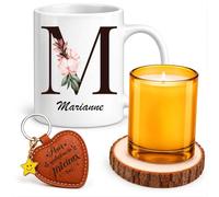 Planetee Coffret Mug Marianne Lettre Fleurie | Céramique 330 ml, Bougie en Verre, Sous-Verre Bois, Porte-Clés Cœur | 4 Pièces | Cadeau Noël Femme Anniversaire Fête Original