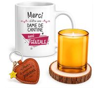Planetee Coffret Mug Merci Dame de Cantine Géniale | Céramique 330 ml, Bougie en Verre, Sous-Verre Bois, Porte-Clés Cœur | 4 Pièces | Cadeau Noël Collègue Femme Départ Retraite Remerciement