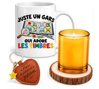 Planetee Coffret Mug Un Gars qui Adore les Timbres | Céramique 330 ml, Bougie en Verre, Sous-Verre Bois, Porte-Clés Cœur | 4 Pièces | Cadeau Noël Homme Passionné Humour Original Anniversaire