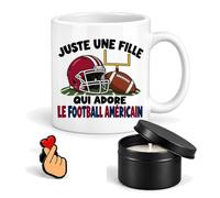 Planetee Coffret Mug Une Fille qui Adore le Football Américain | Céramique 330 ml, Bougie Parfumée en Boîte Métal, Pin's Cœur | 3 Pièces | Cadeau Noël Femme Passionnée Humour Original Anniversaire