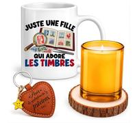 Planetee Coffret Mug Une Fille qui Adore les Timbres | Céramique 330 ml, Bougie en Verre, Sous-Verre Bois, Porte-Clés Cœur | 4 Pièces | Cadeau Noël Femme Passionnée Humour Original Anniversaire